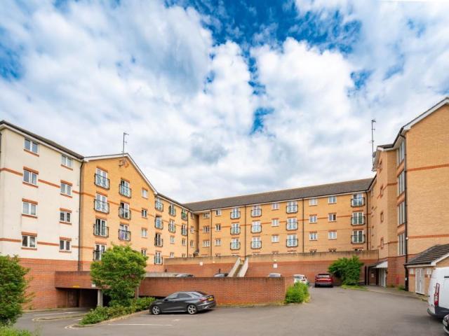 Flat for sale in London Borough of Ealing, Greenford