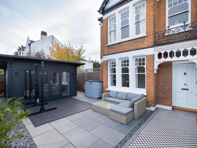 Flat for sale in Streatham Hill, Greater London