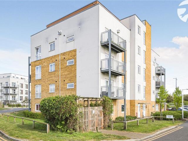 Flat for sale in Monks Orchard, Kent