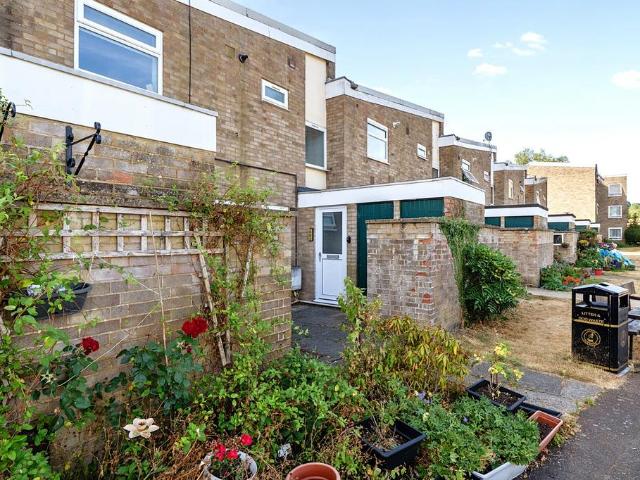 Flat for sale in Hatching Green, Five Acres
