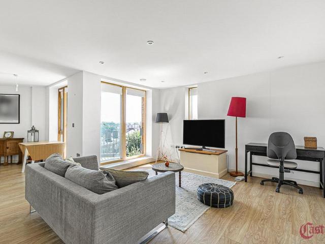 Flat for sale in Highbury, Greater London