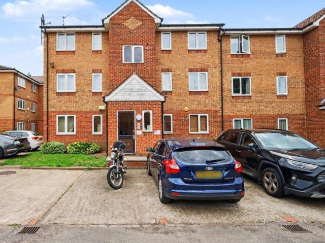 Flat for sale in Goodmayes, Greater London