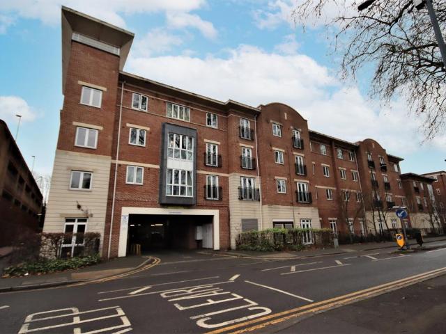 Flat for sale in Bray Wick, Maidenhead