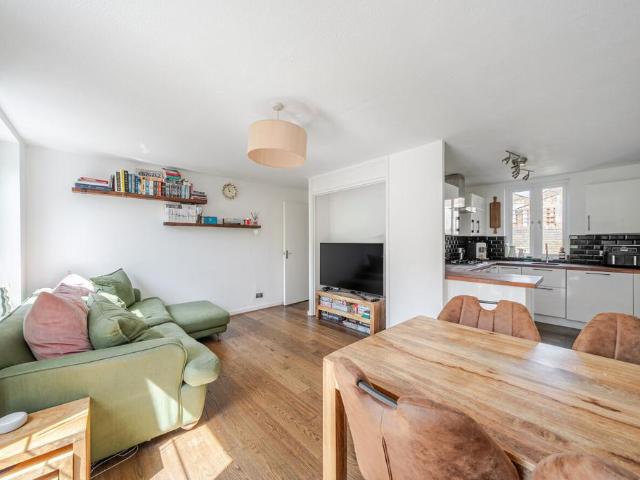 Flat for sale in Clapham, Greater London