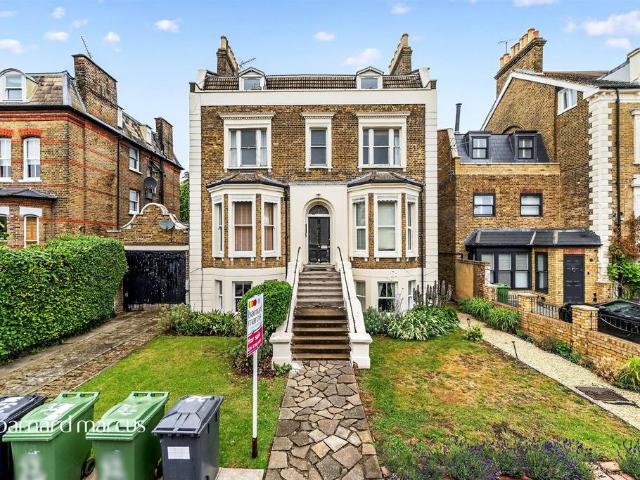 Flat for sale in Streatham, Greater London
