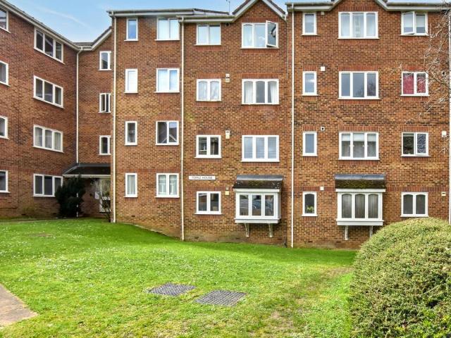 Flat for sale in Old Malden, Greater London