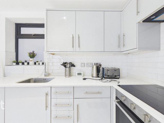 Flat for sale in Ewell, Surrey