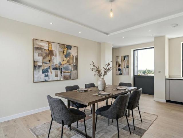 Flat for sale in London Borough of Ealing, Greater London