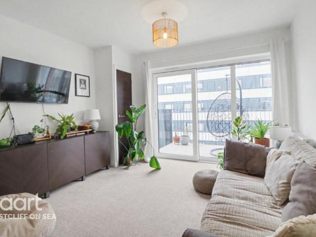Flat for sale in Alton Barnes, Essex
