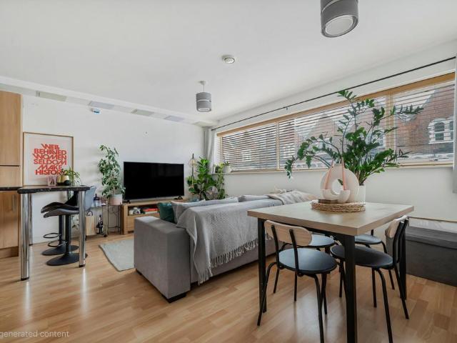 Flat for sale in Summerstown, Greater London