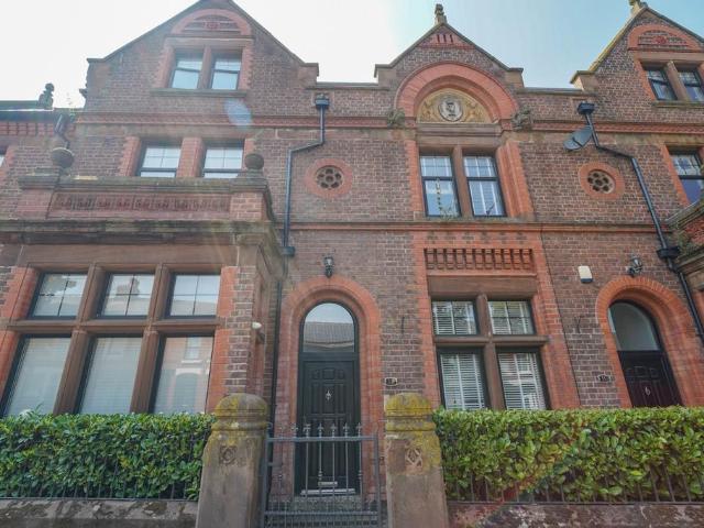 Flat for sale in Calderstones
