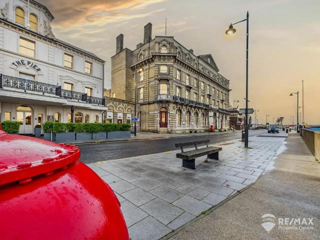 Flat for sale in Dale Hill, Essex