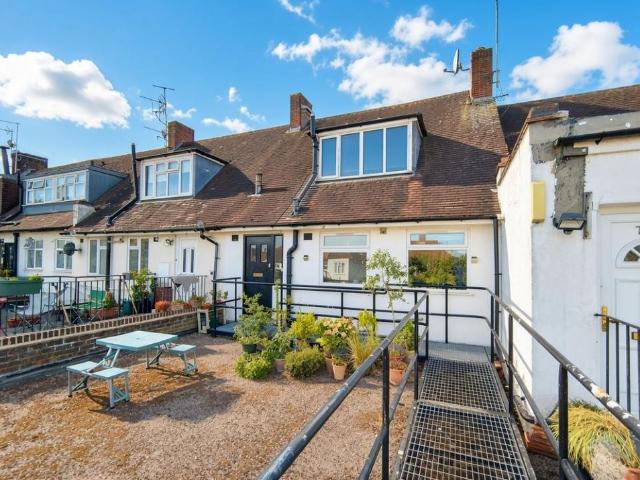 Flat for sale in Whitton, Greater London