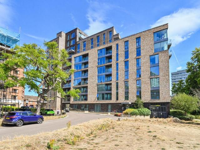 Flat for sale in Woodberry Down, Stamford Hill