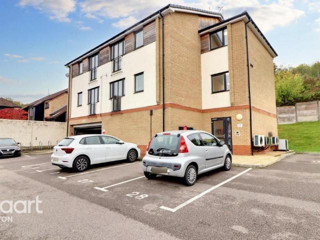 Flat for sale in Farley Hill, Spring Park