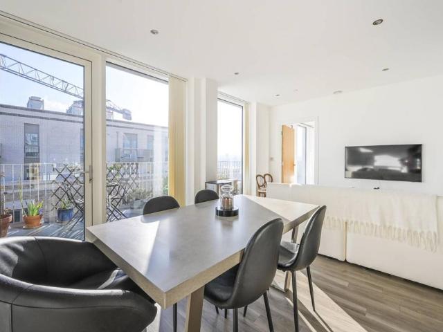 Flat for sale in Silvertown, Greater London