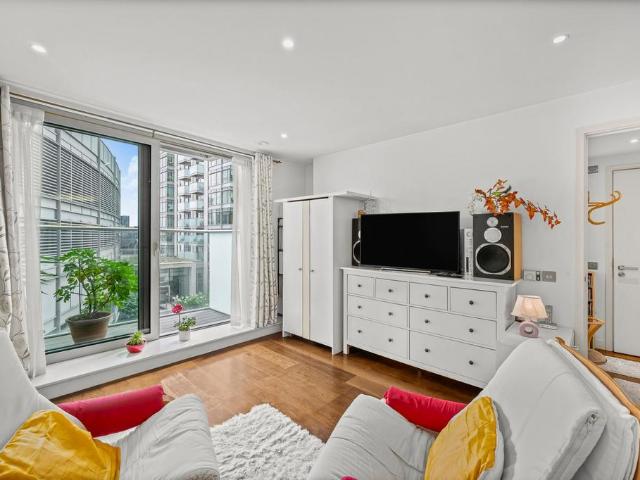 Flat for sale in Isle Of Dogs, Greater London