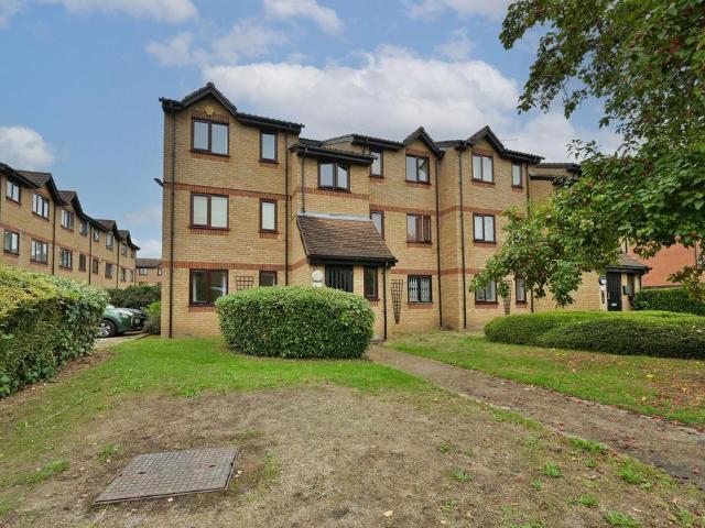 Flat for sale in Kingswood, Watford
