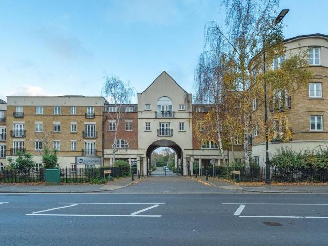 Flat for sale in Herne Hill, Greater London