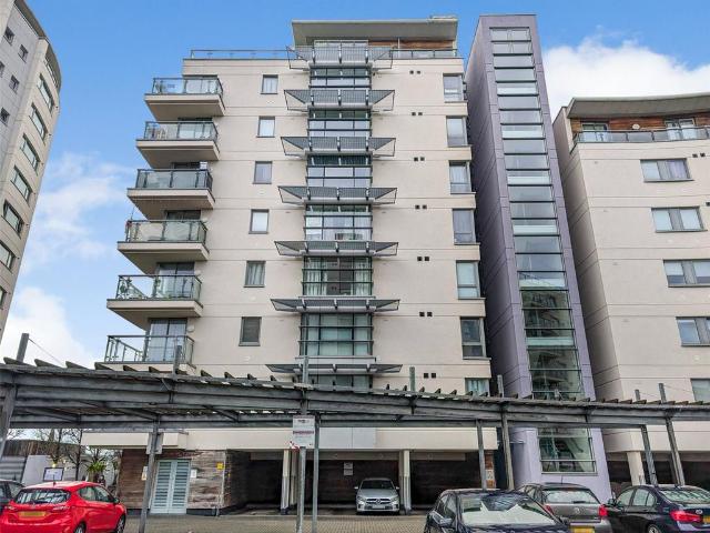 Flat for sale in Gidea Park, Greater London