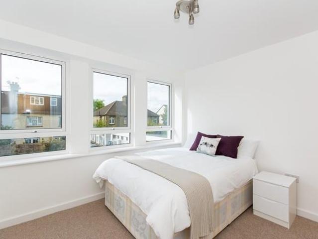 Flat for sale in Strawberry Hill, Greater London