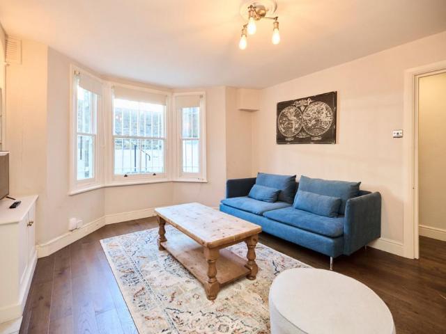 Flat for sale in London Borough of Wandsworth, Greater London