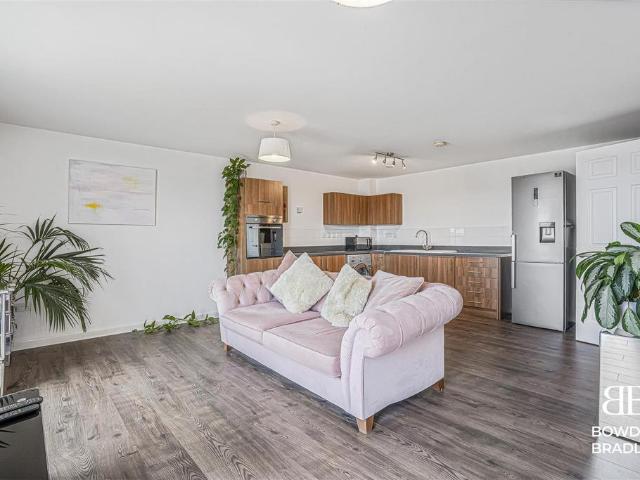 Flat for sale in Chadwell Heath, Marks Gate