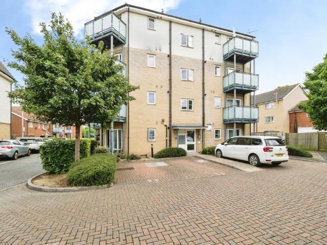 Flat for sale in Loxford, Greater London