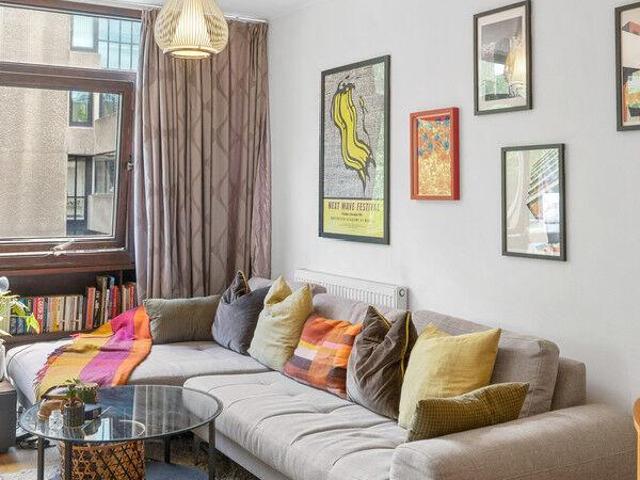 Flat for sale in Finsbury, Greater London