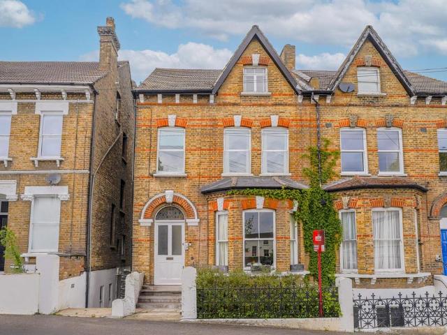 Flat for sale in Crystal Palace, Greater London