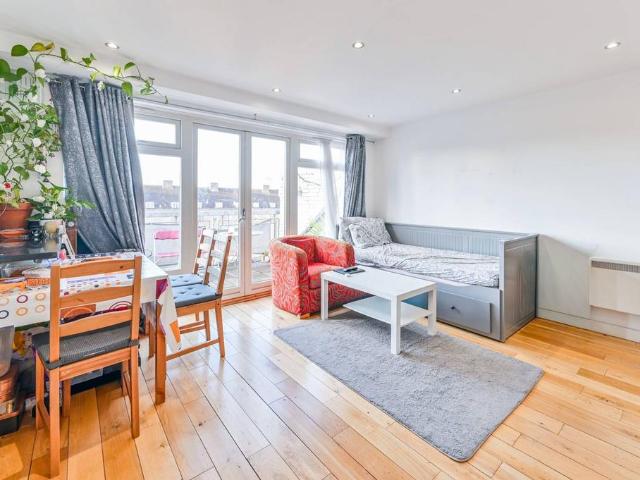 Flat for sale in Somers Town, Greater London