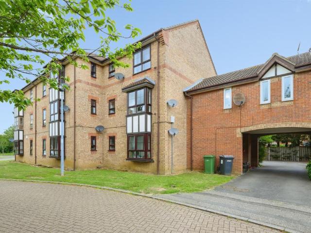 Flat for sale in Woodston, Peterborough