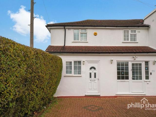 Flat for sale in Harrow Weald, Greater London
