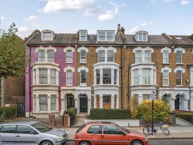 Flat for sale in Stroud Green, Greater London