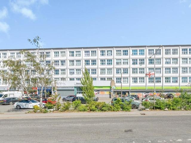 Flat for sale in East Tilbury, Essex