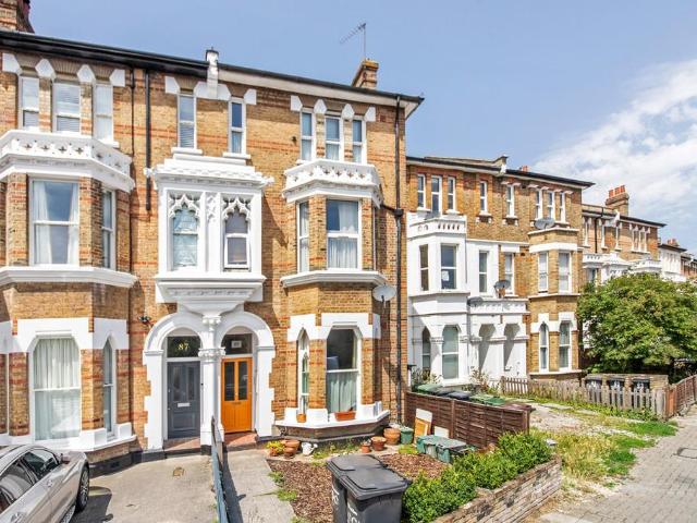 Flat for sale in Penge, Greater London