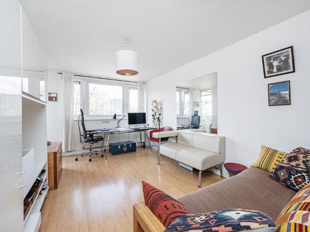 Flat for sale in Finsbury, Greater London