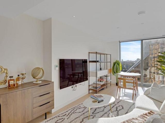 Flat for sale in Canary Wharf, Greater London