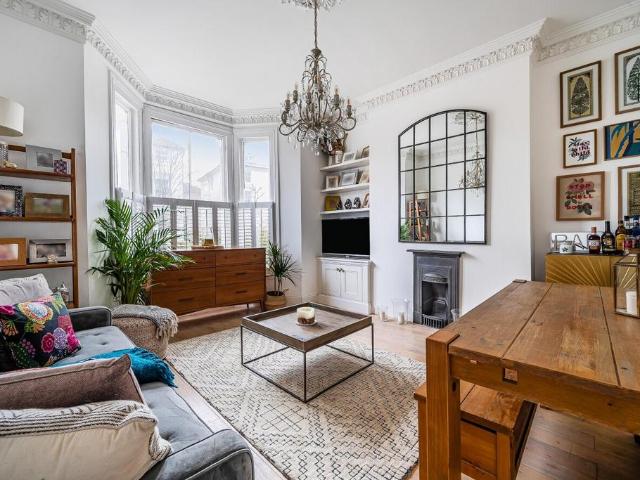 Flat for sale in West Dulwich, Greater London