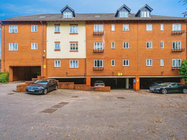 Flat for sale in Highfield, Pouchen End