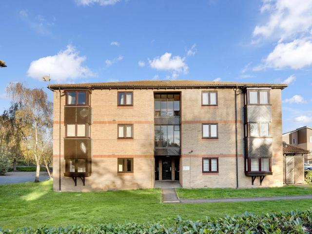 Flat for sale in Gidea Park, Greater London