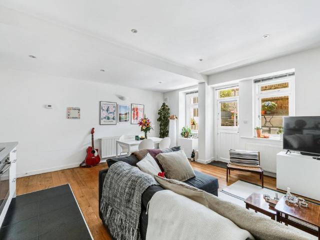 Flat for sale in West Kensington, Greater London