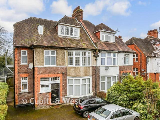 Flat for sale in Carshalton Beeches, Greater London