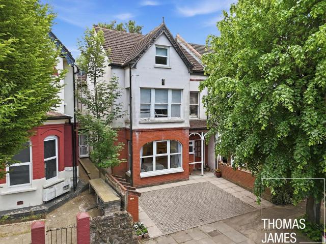 Flat for sale in Palmers Green, Greater London
