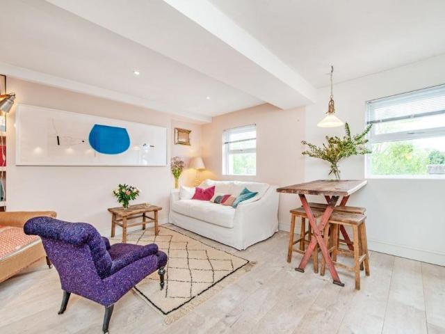 Flat for sale in Kensington, Greater London