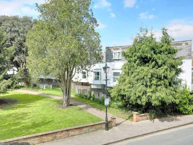Flat for sale in Kings Hill, Colliers End