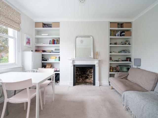 Flat for sale in Shepherd's Bush, Greater London