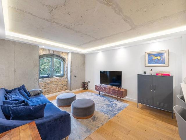 Flat for sale in St. George in the East, Greater London