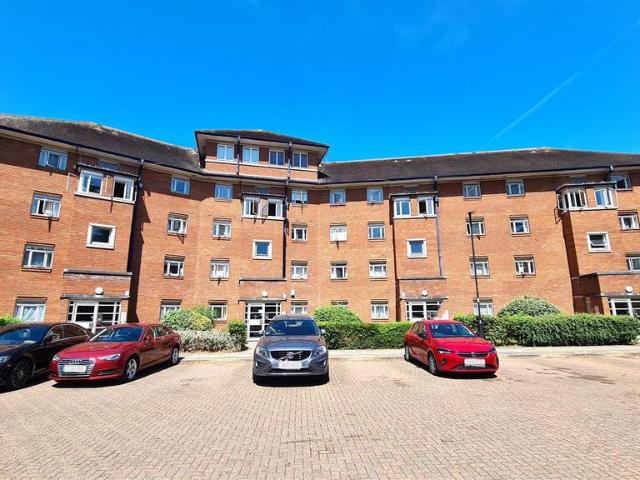 Flat for sale in Southgate, Greater London