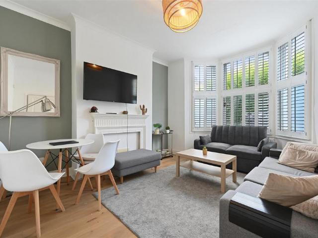 Flat for sale in Shepherd's Bush, Greater London